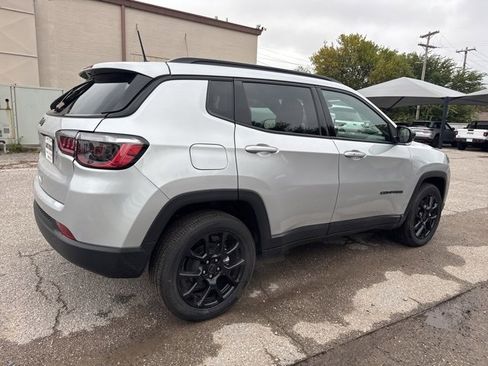 Used 2026 Jeep Compass Latitude image 6