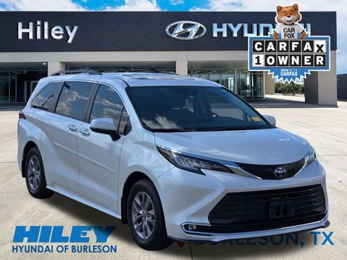 Used 2023 Toyota Sienna XLE FWD image 1