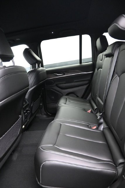 New 2026 Jeep Grand Cherokee Limited w/ Limited Altitude Package AWD/4WD image 8