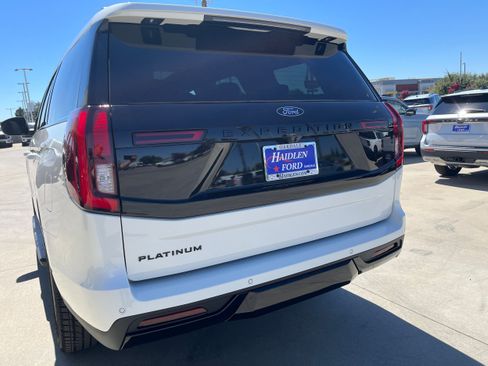 New 2026 Ford Expedition Platinum w/ Stealth Appearance Package AWD/4WD image 4