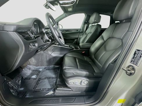 Certified 2025 Porsche Macan image 5