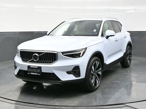 Used 2024 Volvo XC40 B5 Ultimate image 2
