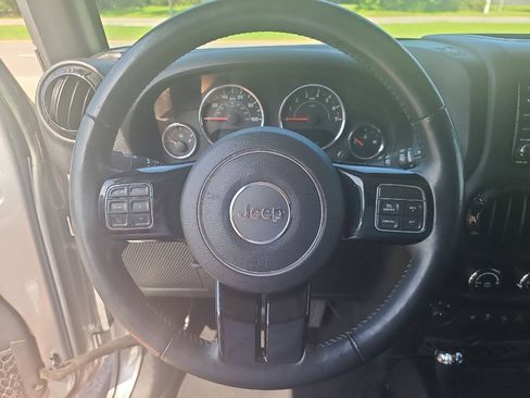Used 2015 Jeep Wrangler Unlimited Sahara AWD/4WD image 12