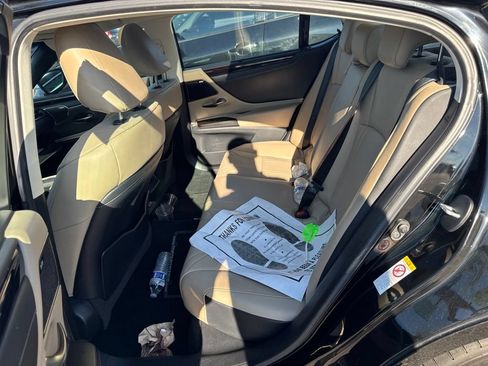Used 2019 Lexus ES 350 Ultra Luxury w/ Accessory Package 2 FWD image 10