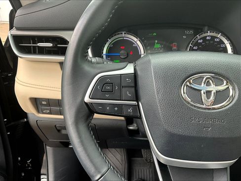 Used 2023 Toyota Highlander XLE AWD/4WD image 11