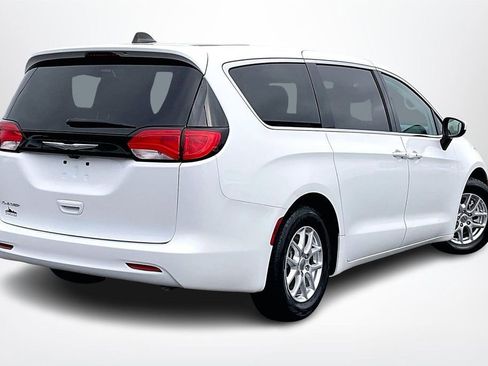 Used 2023 Chrysler Voyager LX image 6