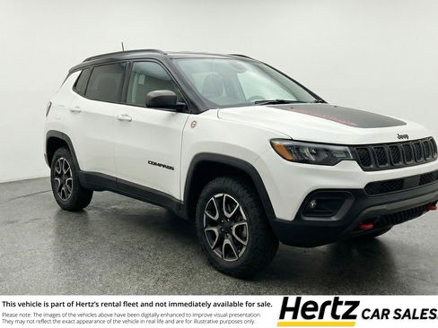 Used 2025 Jeep Compass Trailhawk image 1