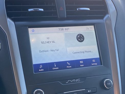 Used 2020 Ford Fusion SE FWD image 6