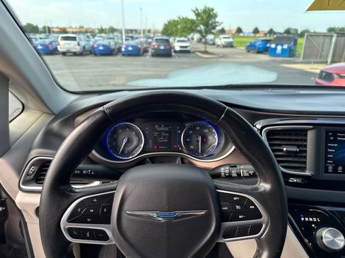 Used 2018 Chrysler Pacifica Touring-L FWD image 10