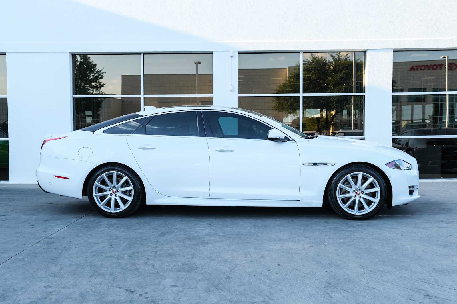 Used 2017 Jaguar XJ R-Sport RWD image 8
