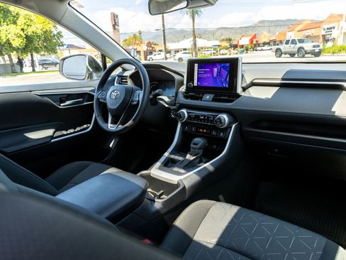 Used 2025 Toyota RAV4 XLE FWD image 31