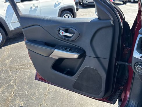 Used 2019 Jeep Cherokee Latitude Plus w/ Comfort/Convenience Group FWD image 17