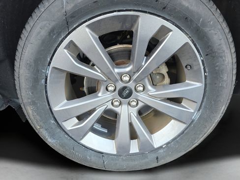 Used 2022 Ford Explorer XLT w/ Equipment Group 202A image 9