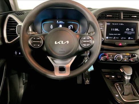 Used 2025 Kia Soul LX w/ LX Technology Package FWD image 5