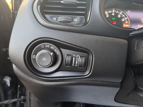 Used 2023 Jeep Renegade Altitude AWD/4WD image 12