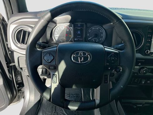 Used 2020 Toyota Tacoma TRD Off-Road w/ Technology Package AWD/4WD image 11