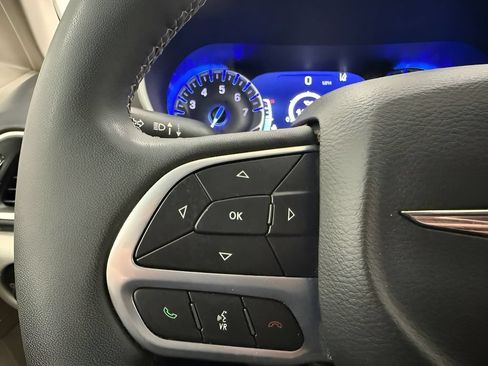 Used 2024 Chrysler Pacifica Touring-L FWD image 18