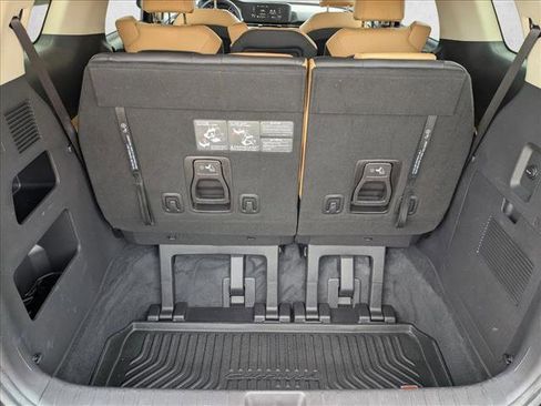 Used 2022 Kia Carnival LX image 6