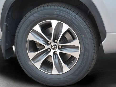Certified 2024 Toyota Highlander XLE AWD/4WD image 37