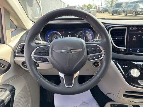 Used 2023 Chrysler Pacifica Touring-L FWD image 29