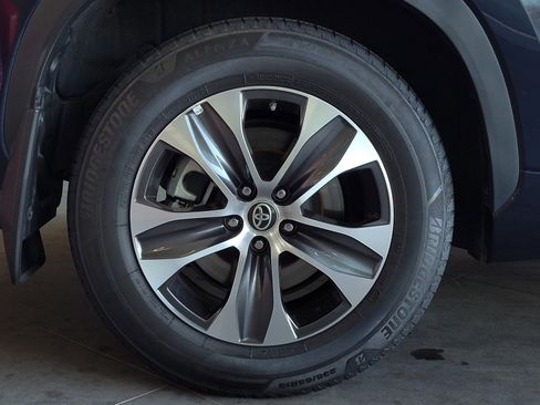 Certified 2023 Toyota Highlander XLE image 5