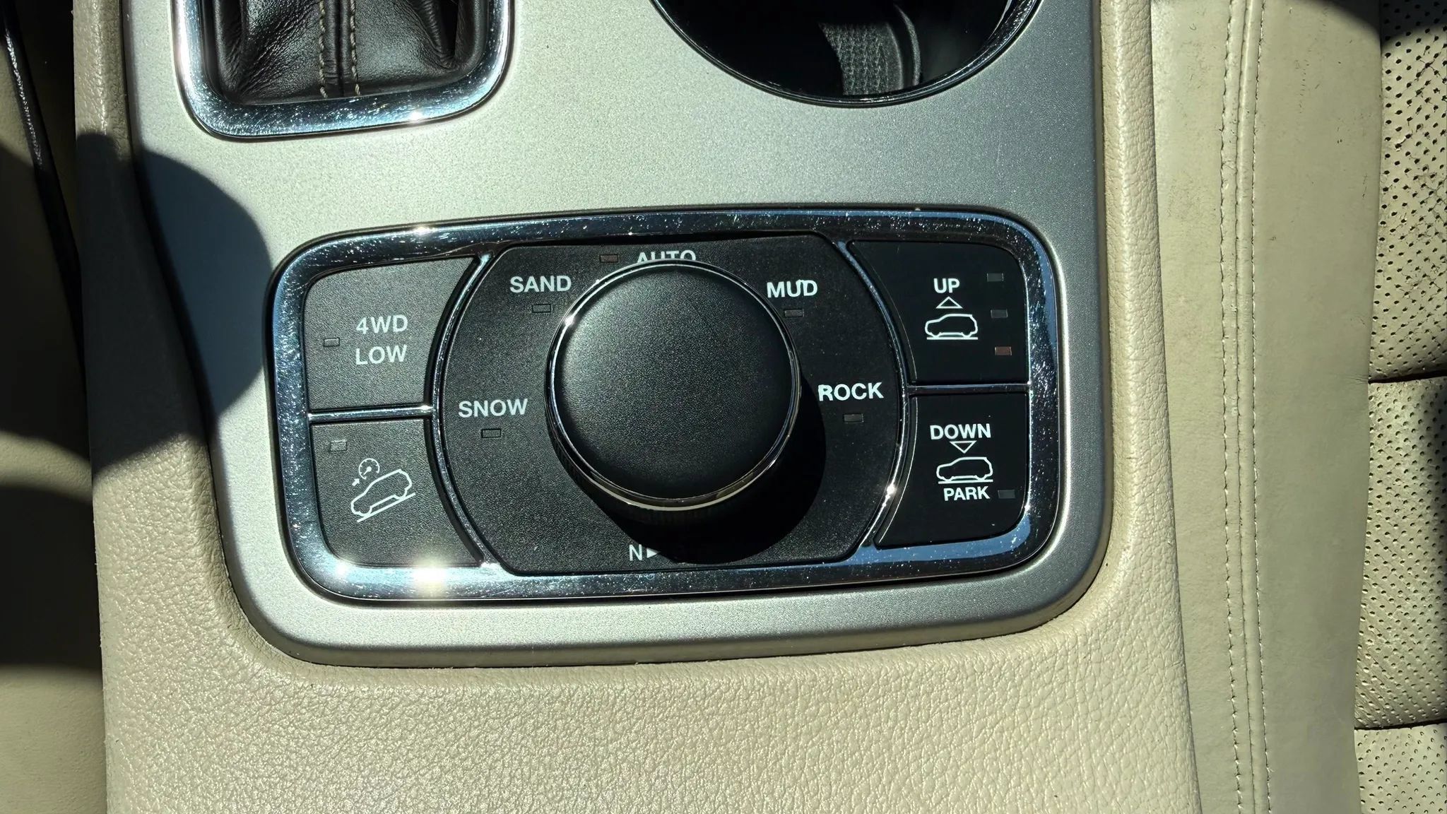 Used 2017 Jeep Grand Cherokee Overland w/ Jeep Active Safety Group AWD/4WD image 26