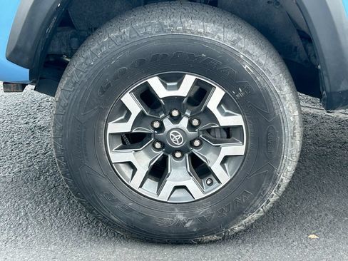 Used 2019 Toyota Tacoma TRD Off-Road AWD/4WD image 13