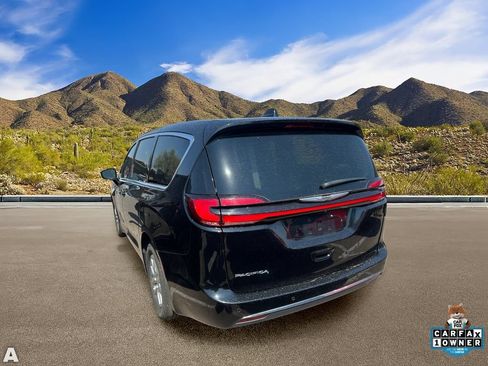 Used 2024 Chrysler Pacifica Touring-L FWD image 3