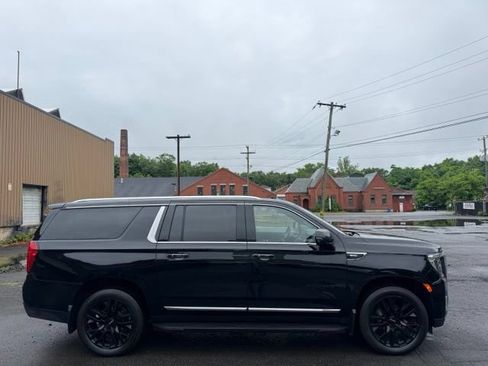 Used 2023 GMC Yukon XL SLT w/ SLT Luxury Package AWD/4WD image 4