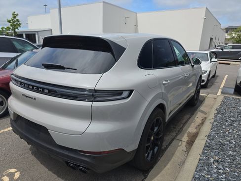 Used 2024 Porsche Cayenne S AWD/4WD image 2