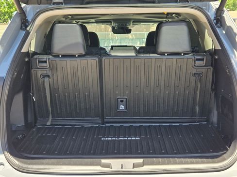 Used 2025 Toyota Highlander XLE AWD/4WD image 25