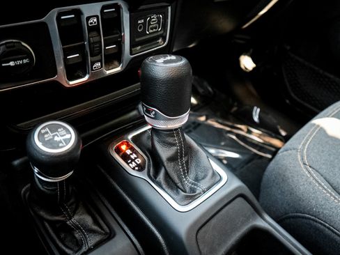 Used 2025 Jeep Wrangler Unlimited Sahara AWD/4WD image 25
