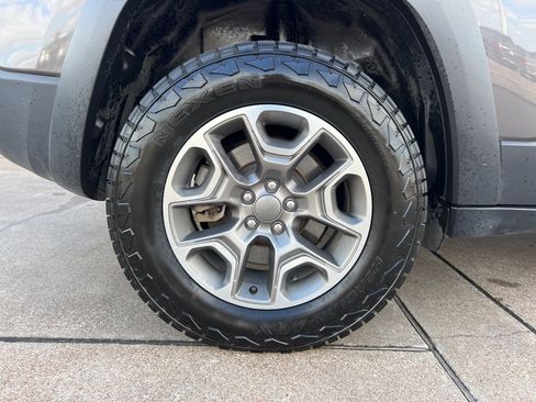 Used 2022 Jeep Cherokee Trailhawk image 16