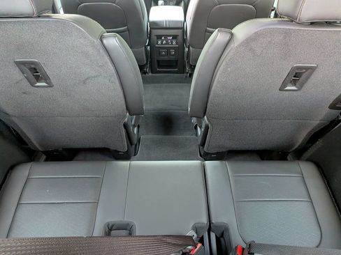 Used 2023 Chevrolet Traverse High Country FWD image 36