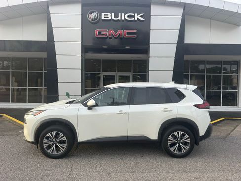 Used 2023 Nissan Rogue SV image 2