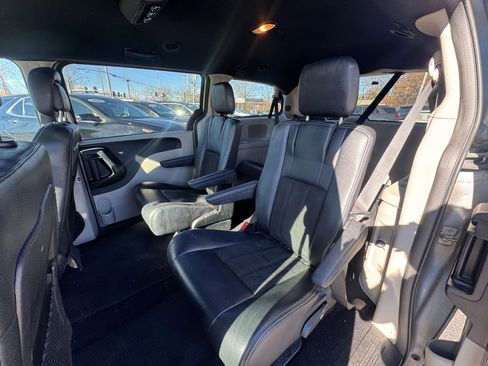 Used 2019 Dodge Grand Caravan SXT image 12