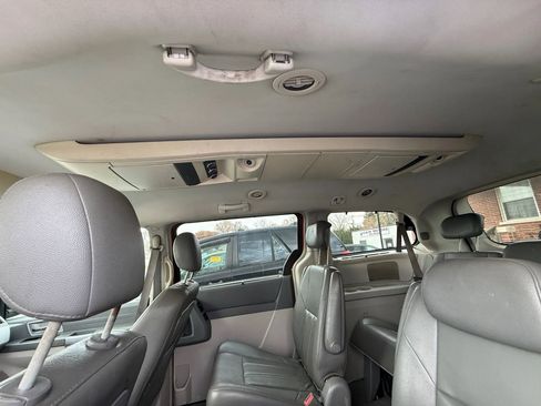 Used 2008 Chrysler Town & Country Touring FWD image 13