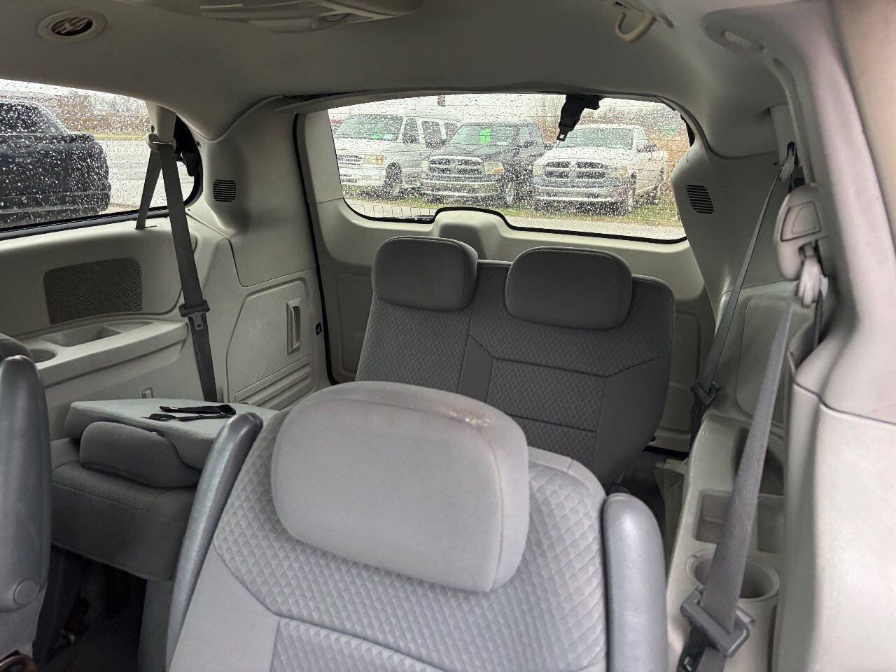 Used 2010 Chrysler Town & Country Touring FWD image 15