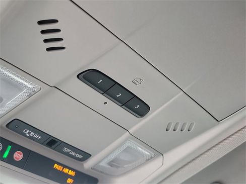 Used 2018 GMC Acadia SLT image 27