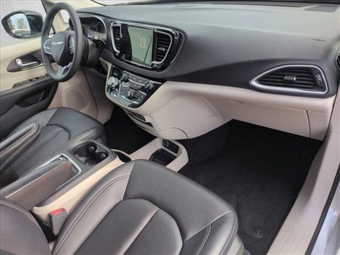 Used 2024 Chrysler Pacifica Touring-L image 22