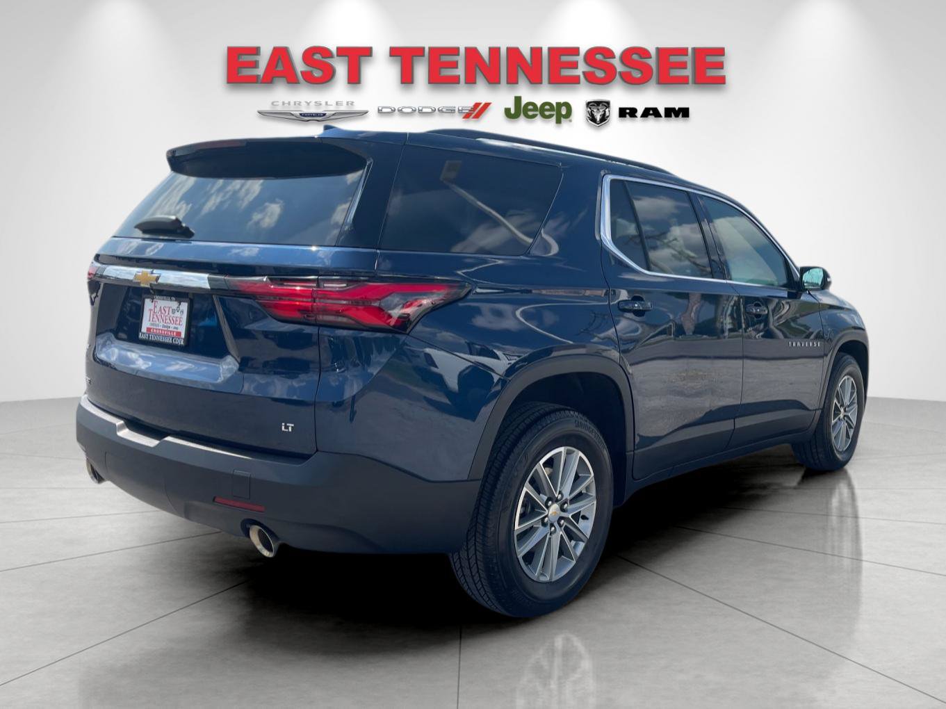 Used 2023 Chevrolet Traverse LT FWD image 3