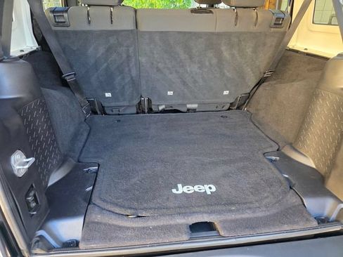 Used 2016 Jeep Wrangler Unlimited Rubicon w/ Connectivity Group AWD/4WD image 16