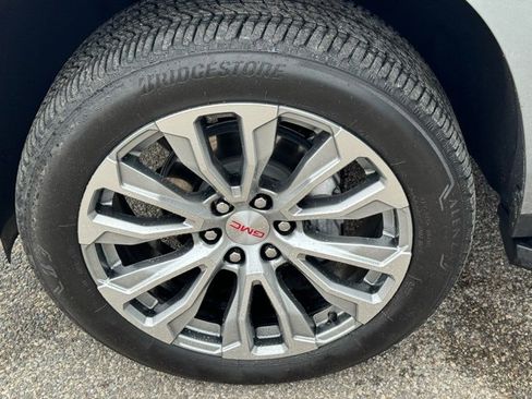 Used 2024 GMC Yukon XL Denali w/ Advanced Technology Package image 25