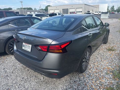 Used 2025 Nissan Altima 2.5 SV FWD image 3