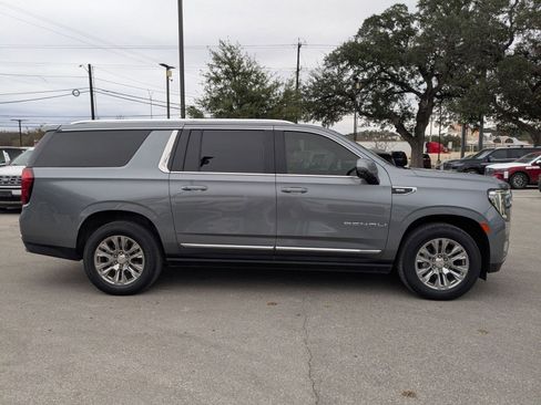 Used 2022 GMC Yukon XL Denali image 2