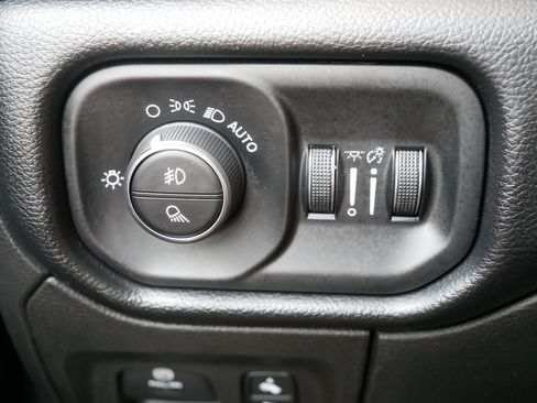 Used 2019 RAM 1500 Laramie AWD/4WD image 26