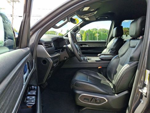 Used 2023 Jeep Wagoneer L Series II image 17