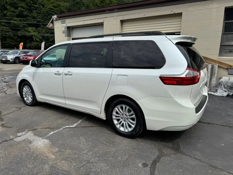 Used 2015 Toyota Sienna XLE FWD image 7