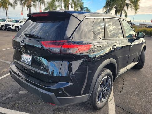 Used 2024 Nissan Rogue SV image 4