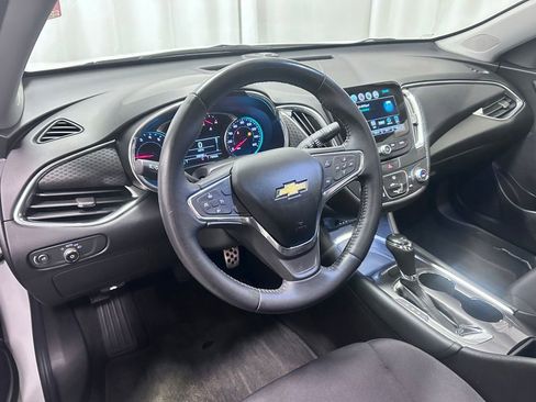 Used 2016 Chevrolet Malibu LT image 2